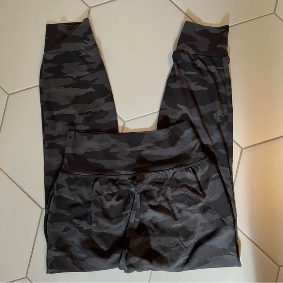 Athleta Salutation Camo Jogger Small Black Pants Legging - Picture 3 of 4